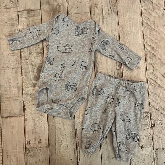 Carters long sleeved onesie with matching cuffed pants (newborn) - Picture 1 of 3